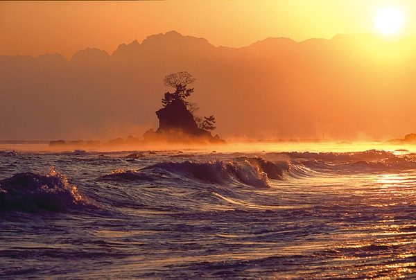 万葉集や源義経、松尾芭蕉にゆかりのある雨晴海岸