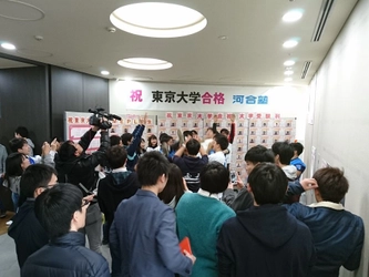 河合塾本郷校の校舎長が東大合格者に向けたメッセージ贈呈 　東大合格者の胴上げも3月10日本郷校にて同時に実施予定　