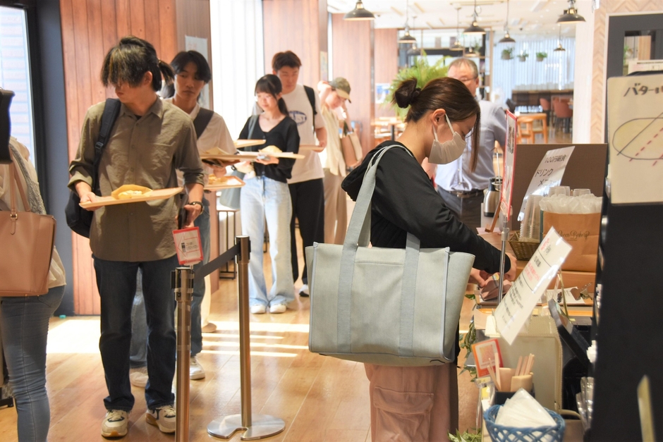 天白キャンパス「Green Bakery BOOK CAFE」では開店と同時に列ができる盛況ぶり