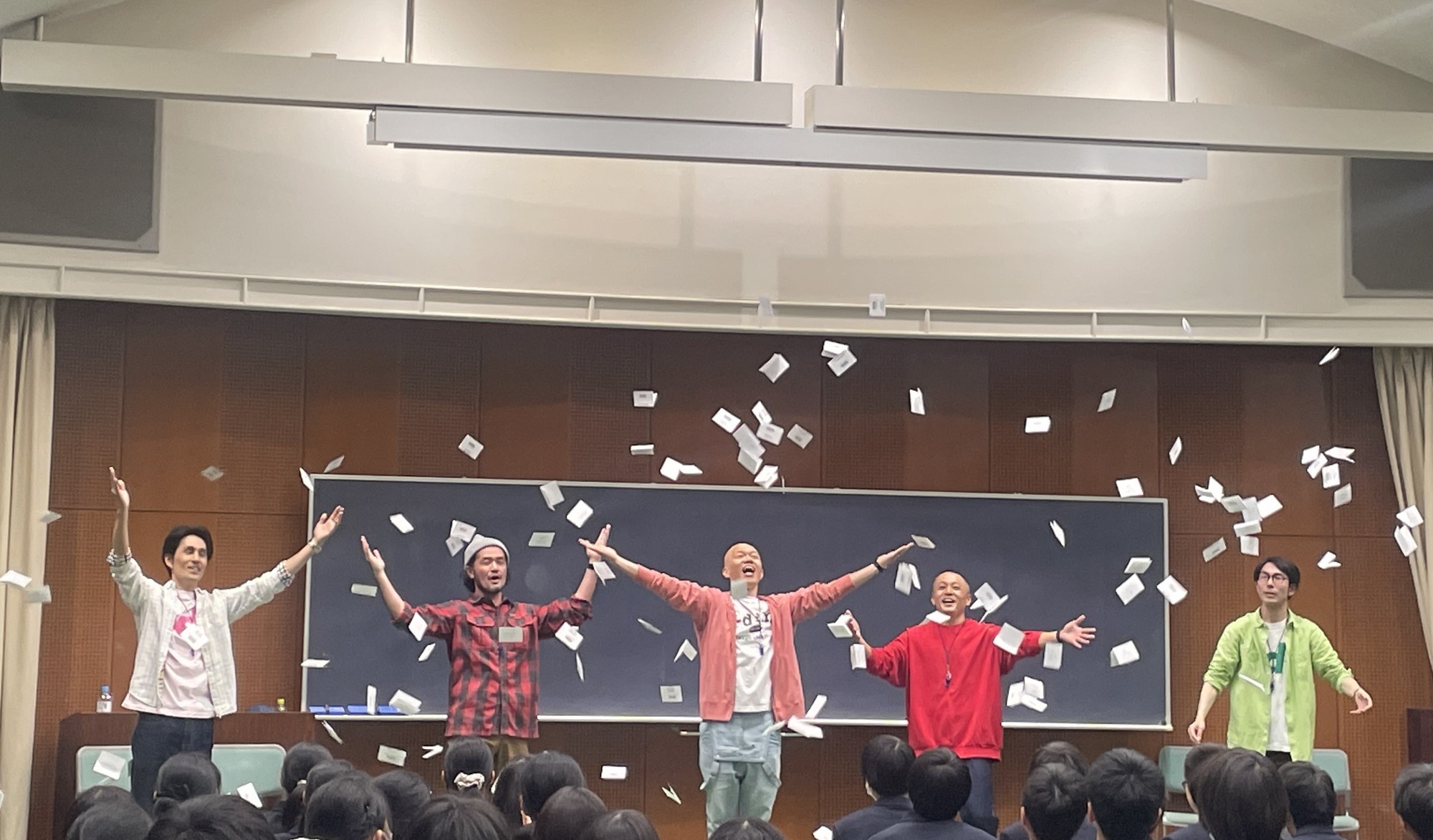即興パフォーマンス集団「6-dim+(ロクディム)」の学校公演
観て・体験して・笑い合う “この瞬間を一緒に笑おう”
2026年2月5日(木)麗澤中学・高等学校にて