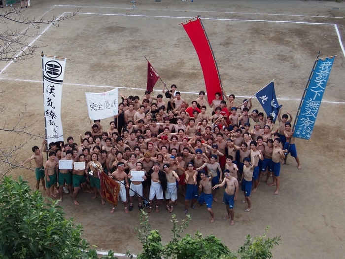 終了後全寮そろって(昨年度騎馬戦)