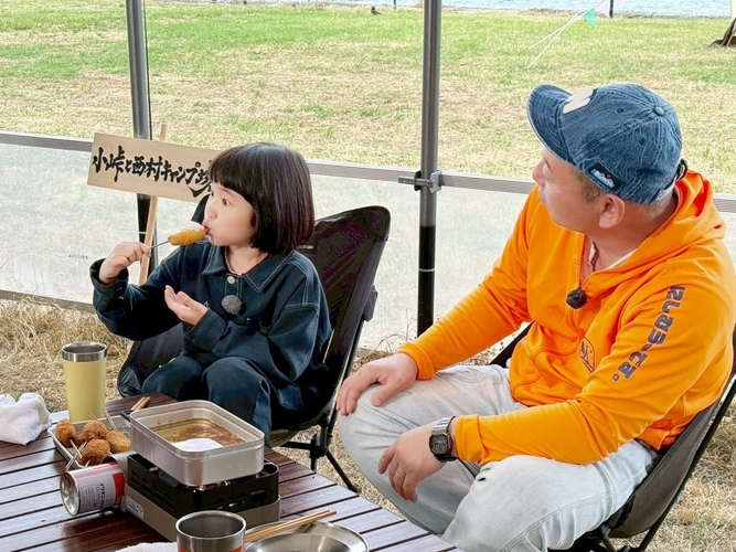 ビーフカツを試食する永尾柚乃(右は西村瑞樹)