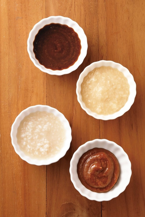 糀調味料(上から時計回りに、しょうゆ糀、甘糀、だし糀、塩糀)