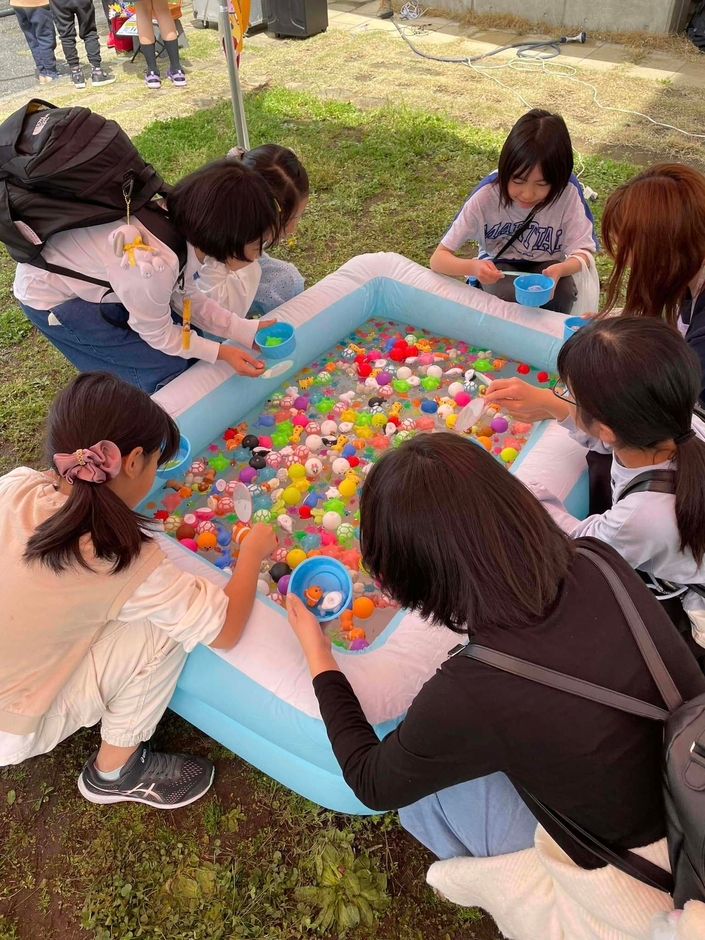 遊びコーナーでは人形すくいや輪投げがあります