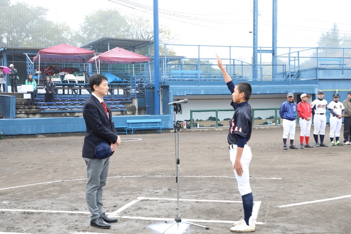 選手宣誓を行う向丘中学校の井川俊輝主将