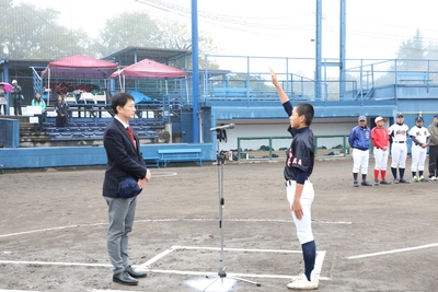選手宣誓を行う向丘中学校の井川俊輝主将