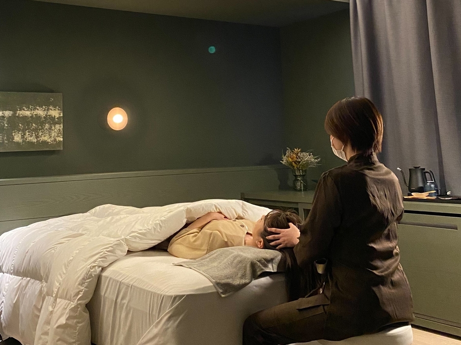 客室にセラピストが伺います