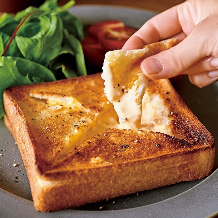 中にチーズをたっぷり仕込んだ「チーズフォンデュトースト」