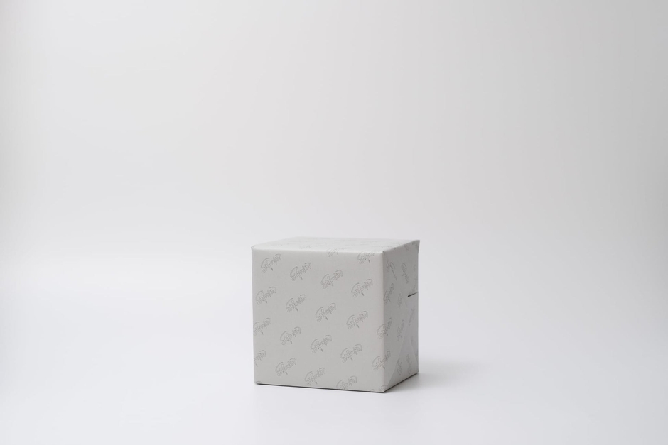 桐箱や紙袋をご利用のお客様には、包装紙にてお包みいたします。