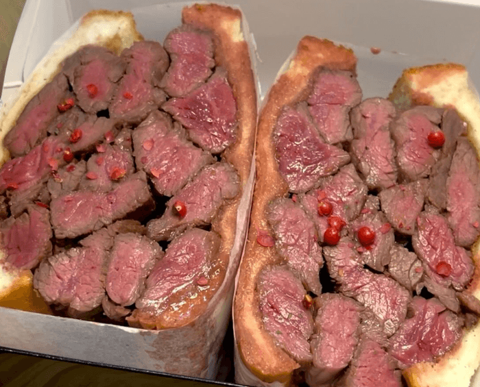 テレビでも度々紹介!こんなにでかいサンドイッチは反則だのレアハラミサンド