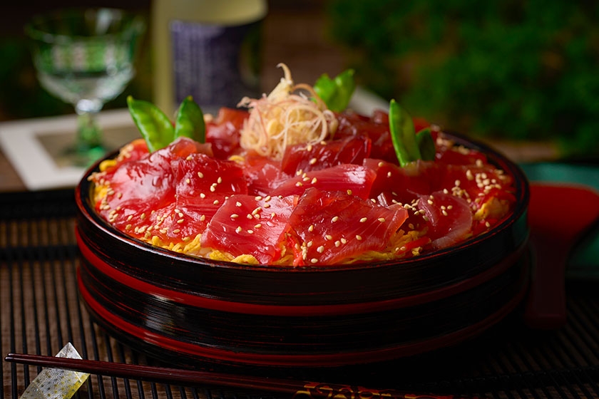 漬けにすることでねっとりとした食感で旨味を増すカツオと酢飯の相性をお楽しみください