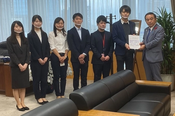 ジュニア・アカデメイアの大賞受賞大学生、 坂本 哲志地方創生担当大臣を訪問　 サバティカル制度の活用による一石三鳥の地域活性化提言を手交