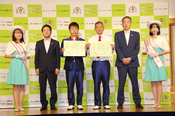 委嘱状を受け取ったU字工事の福田さん(左)・益子さん(右)