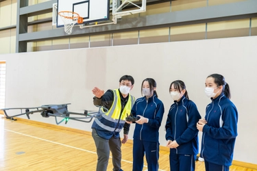 松本のドローン企業ASOLAB.が松本県ケ丘高校で防災講座を開催　 操縦体験と人命捜索・物資輸送のデモで災害時の活用を学ぶ