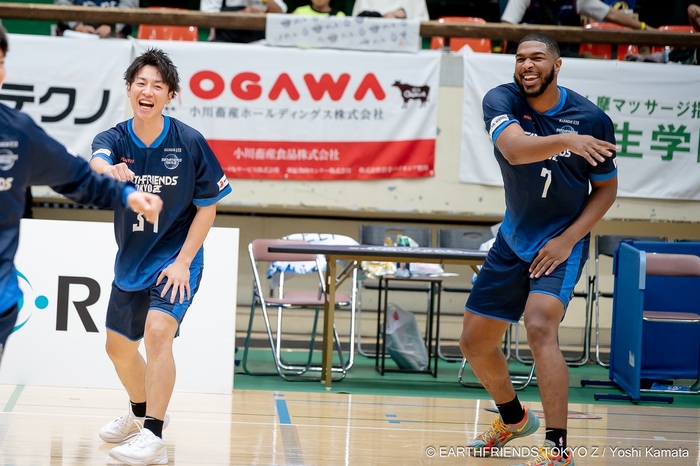 ホームゲームの会場に掲出された小川グループのバナーと選手