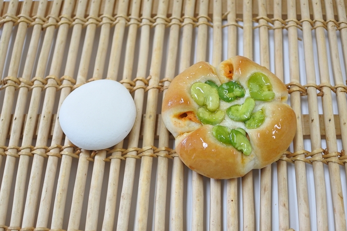 そら豆とトマトのパン