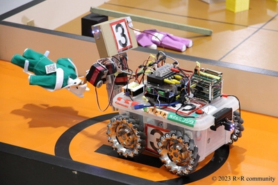 ヘリポート(ゴール)まで、要救助者人形をロボットで搬送