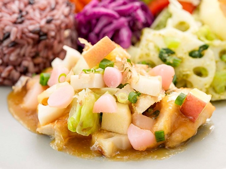 塩麴チキンのオーブン焼き~岩下の新生姜のジンジャーアップルソース~