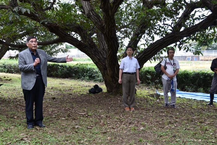 あいさつする小原学長ら あいさつする小原学長ら