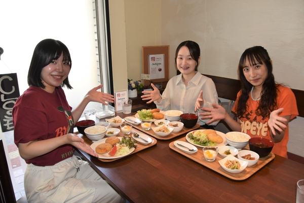 コロッケ定食を前にするメンバー