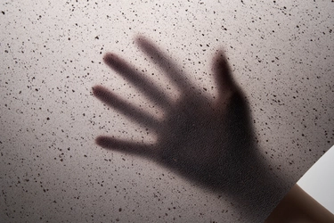 本革の端材が“透過する黒”に 新素材『OBRO』、Makuakeで目標達成