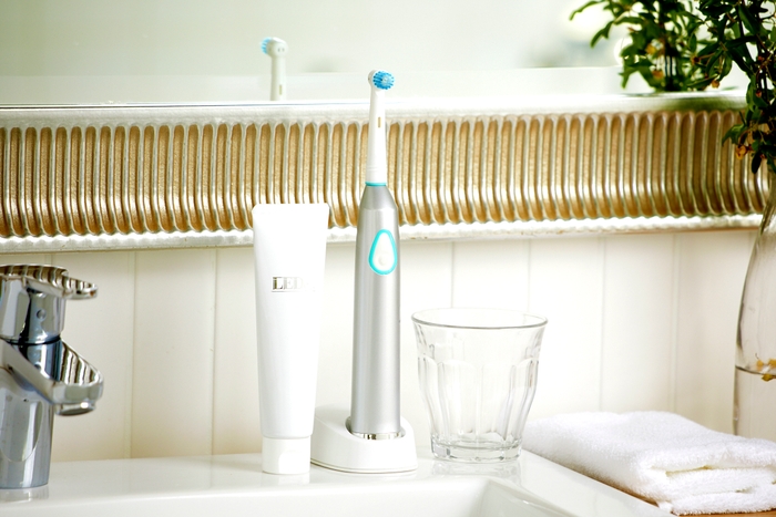 青色LEDライト付き超高速回転式電動歯ブラシ『LEDoc.(エルイードック)』