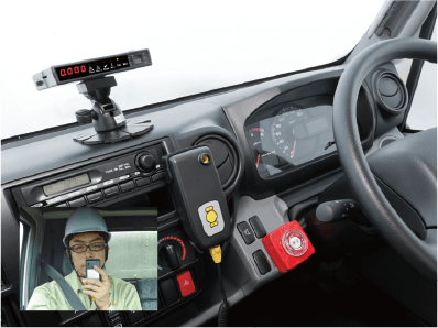 車に搭載(後付け可能)した器機で呼気検査を行います。お酒を検知するとエンジンがかかりません。