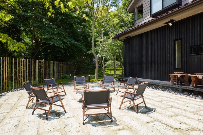 笑い声がこだまする石畳スペース