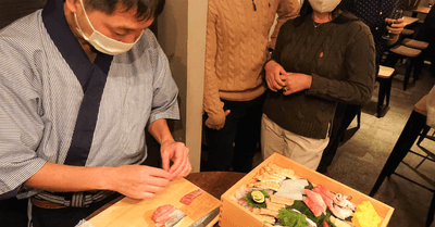 お客さんの目の前で一貫、一貫丁寧に握る府金さん　