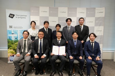 認証授与式の様子(2)　ソフトバンクの関係者およびBSIジャパンによる集合写真