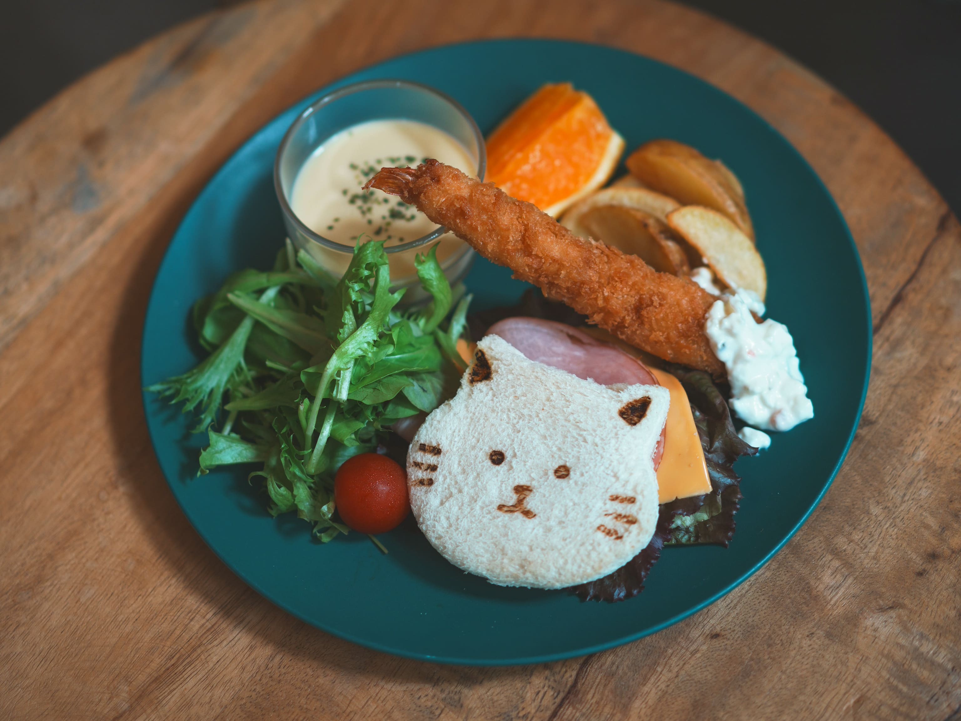 看板猫「ばん&ぷー」をモチーフにしたオリジナルサンドイッチプレート。