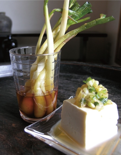 枝は細かく刻んで薬味に。漬けだれもご一緒に。