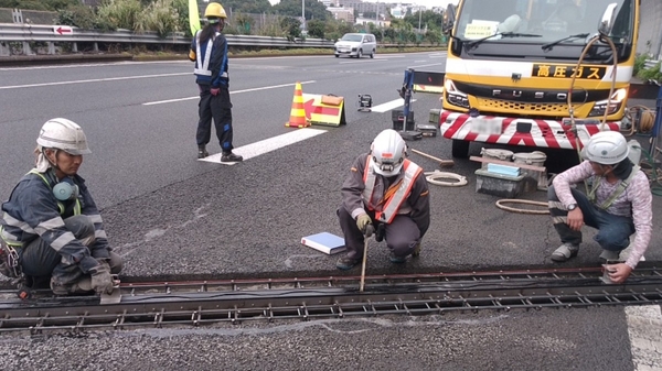 伸縮装置取付工
