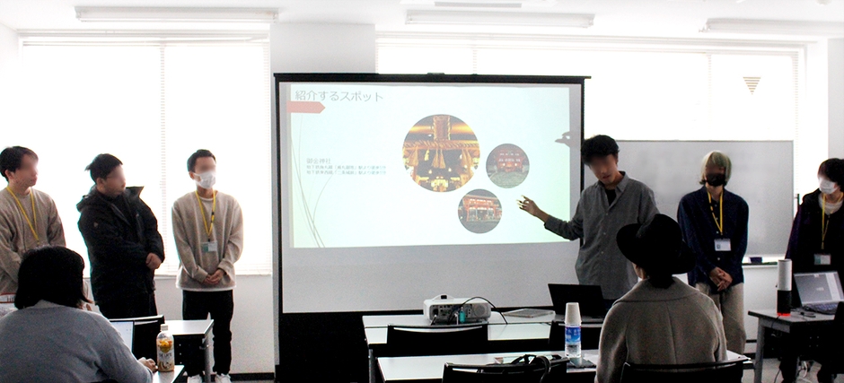 「突破率48ぱーせんと」チームが制作物プレゼンテーションを行っている