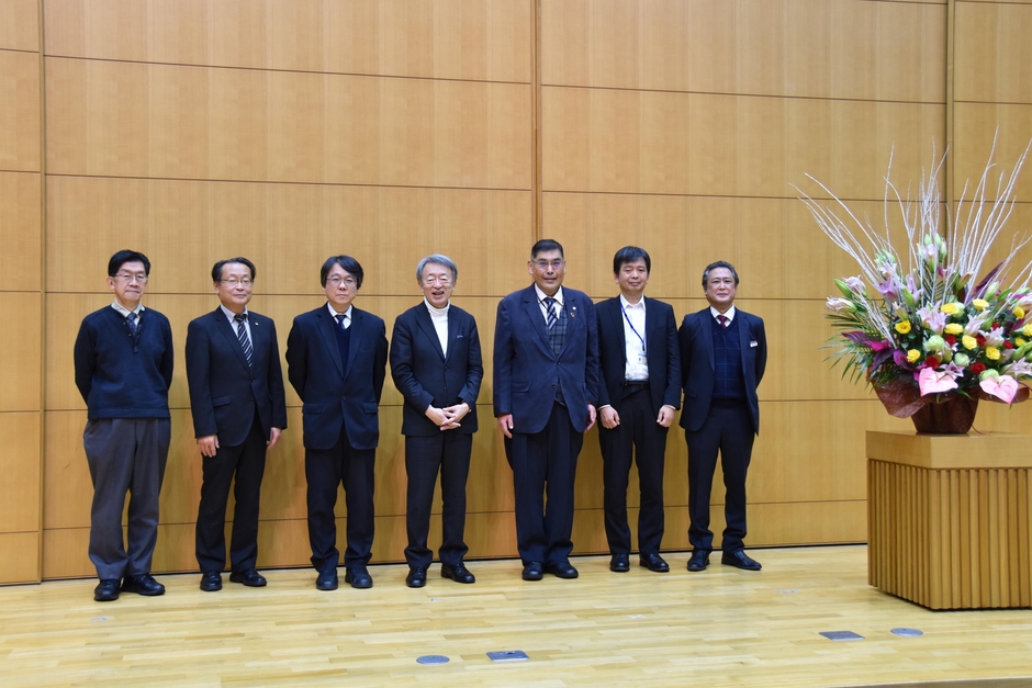 本学関係者との記念撮影