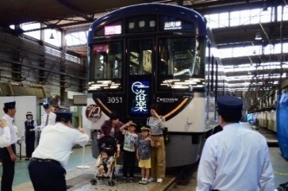 制帽・ヘルメットで「ハイ、チーズ!」