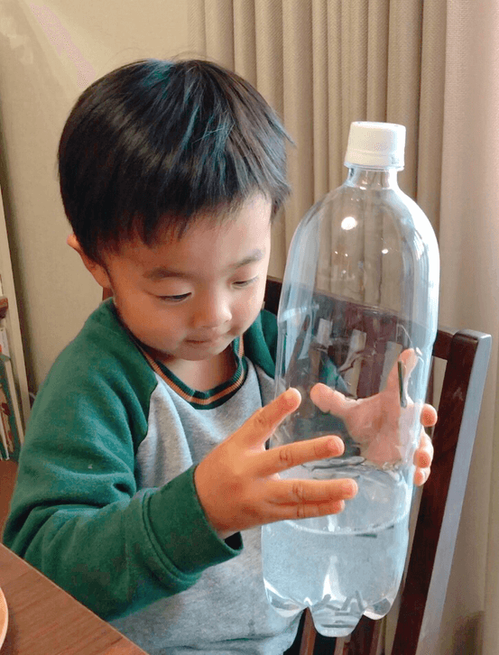 ペットボトルで雲をつくる実験の様子