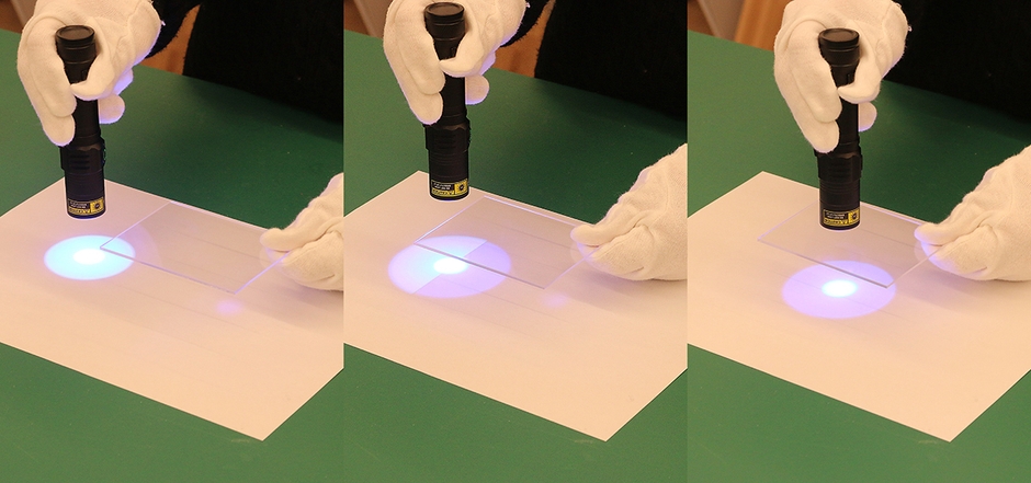 ブラックライトを一般的なアクリル板に照射