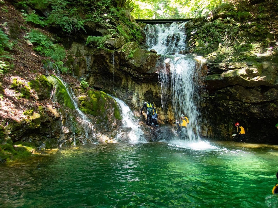 豪快な滝ではしゃごう