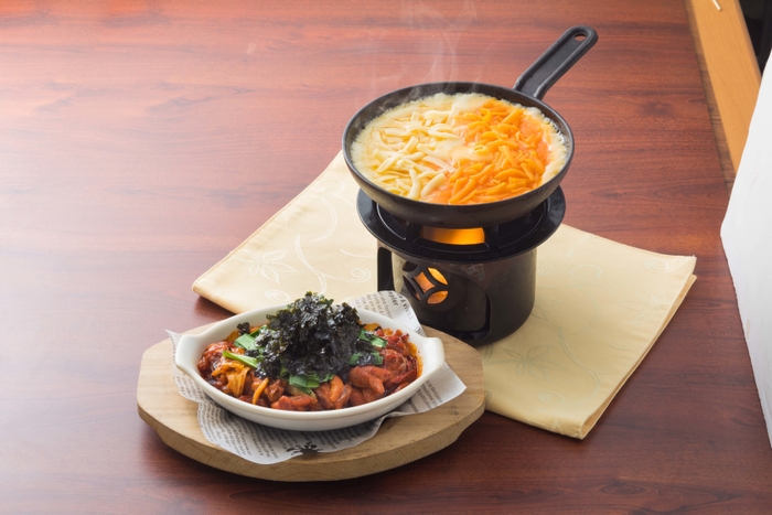 「チーズタッカルビ」1人前890円 税抜 ※ご注文は2人前から