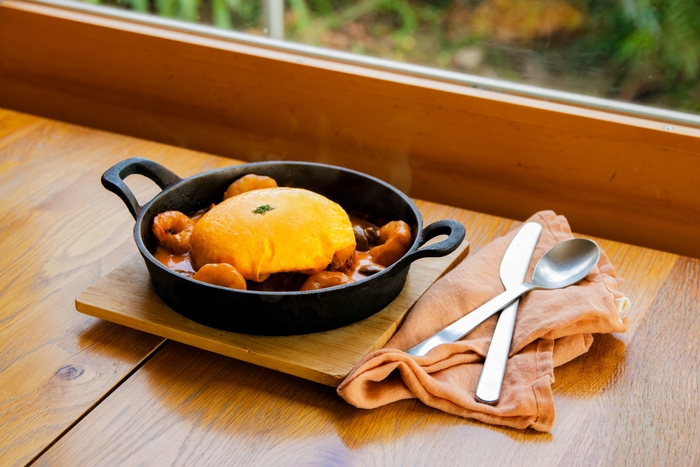 エビとマッシュルームのビスクシチューオムライス　1,750円