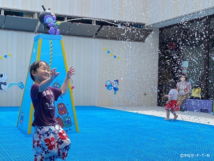 ばいきんまんがみんなに水をかけてくる!