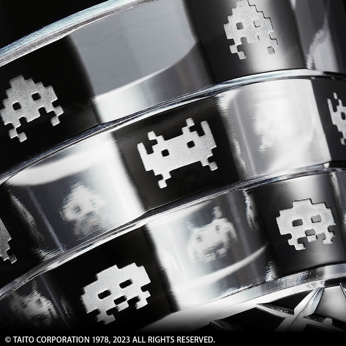 市松文様に刻まれたインベーダー