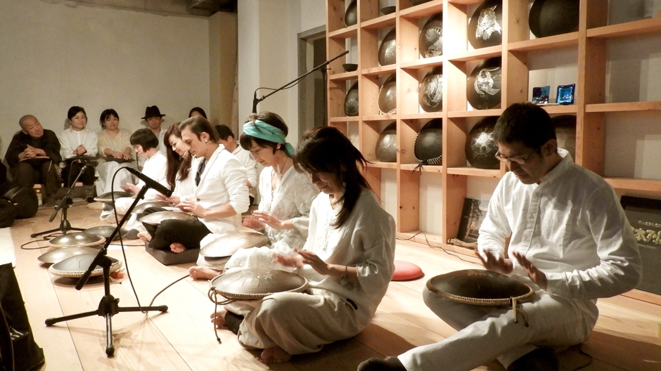 不思議な音の響き合い:10人によるグーダドラムの演奏