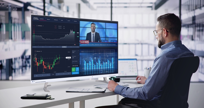 大画面でありながらスリムな筐体で、標準的なオフィスデスクに設置