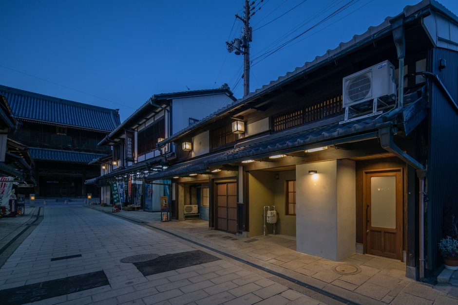 表参道棟、薄暮の時。突き当たりには数百年に渡り地域を見守ってきた、雄大な大通寺の山門が見える