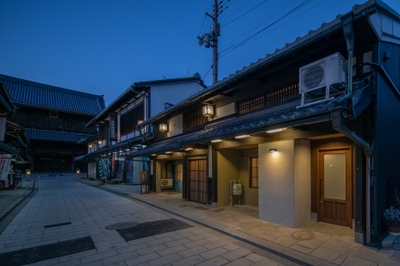 和乃リトリートひといき、薄暮の時。大通寺山門や伝統的な街並みは、先人が遺してきた貴重な遺産