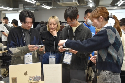 展示会でプロダクトを説明する学生たち