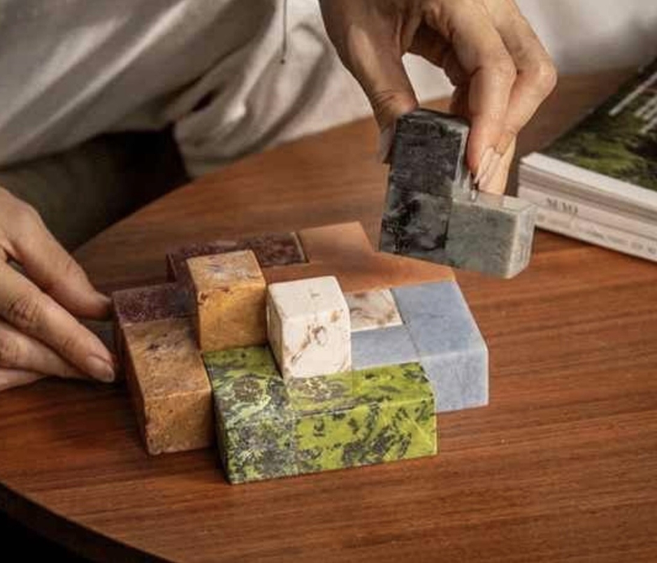 デジタル時代こそ、天然石の重みとその音、心地よい感触に救われる。