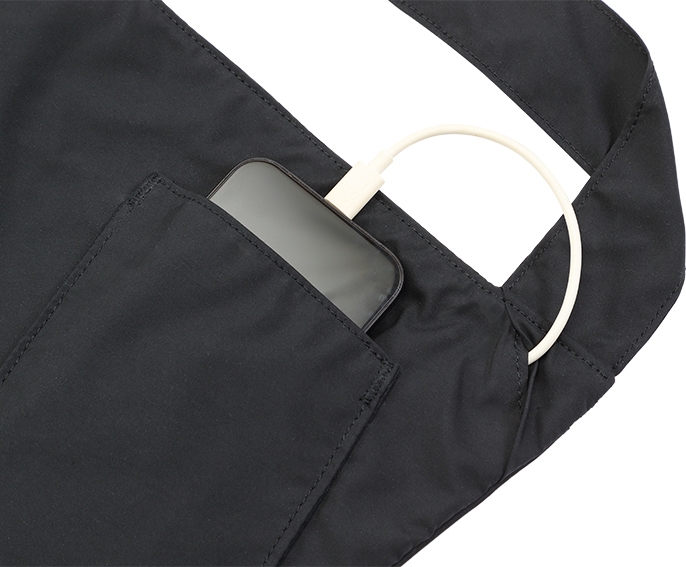 本体のファスナーを開けずに、充電可能